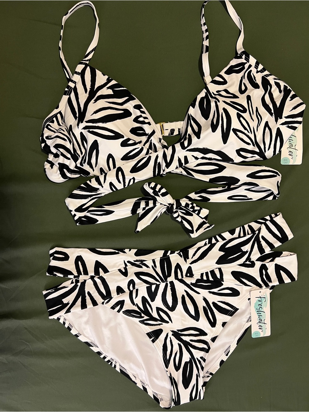 Women’s Black & White Leaf Print Bikini Set Size XXL